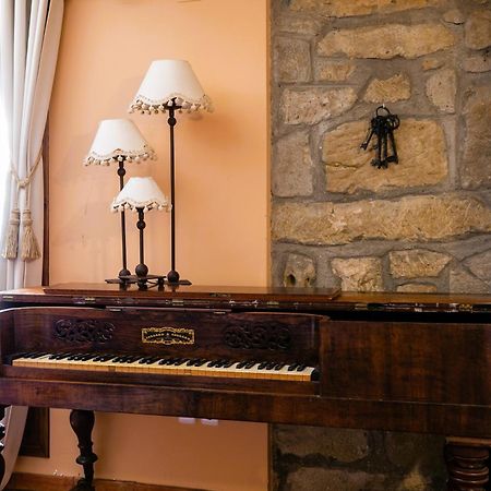 Apartamentos Vino Tinto Y Restaurante Tomate Rosa Adahuesca المظهر الخارجي الصورة