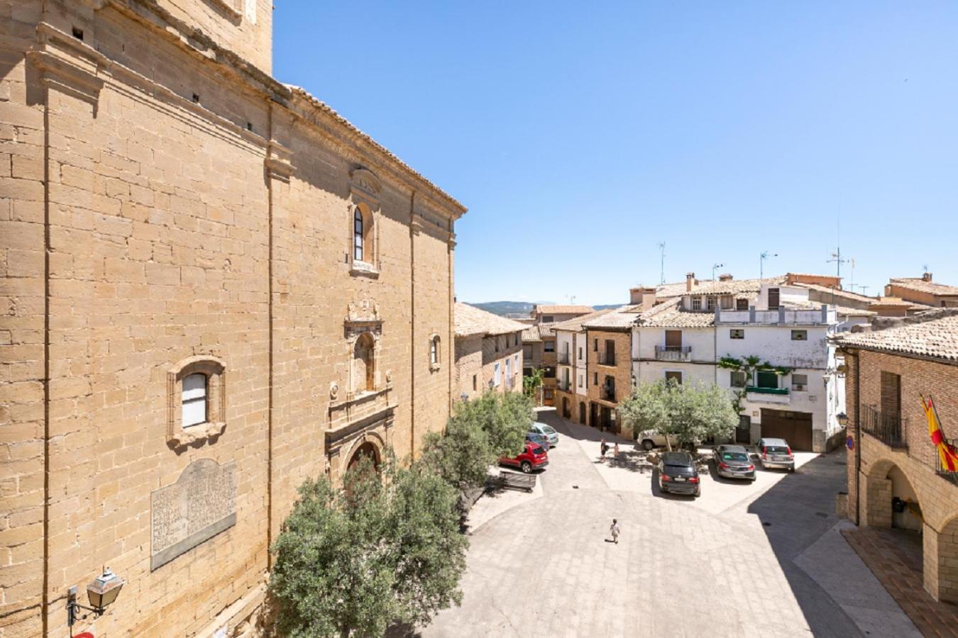 Apartamentos Vino Tinto Y Restaurante Tomate Rosa Adahuesca المظهر الخارجي الصورة