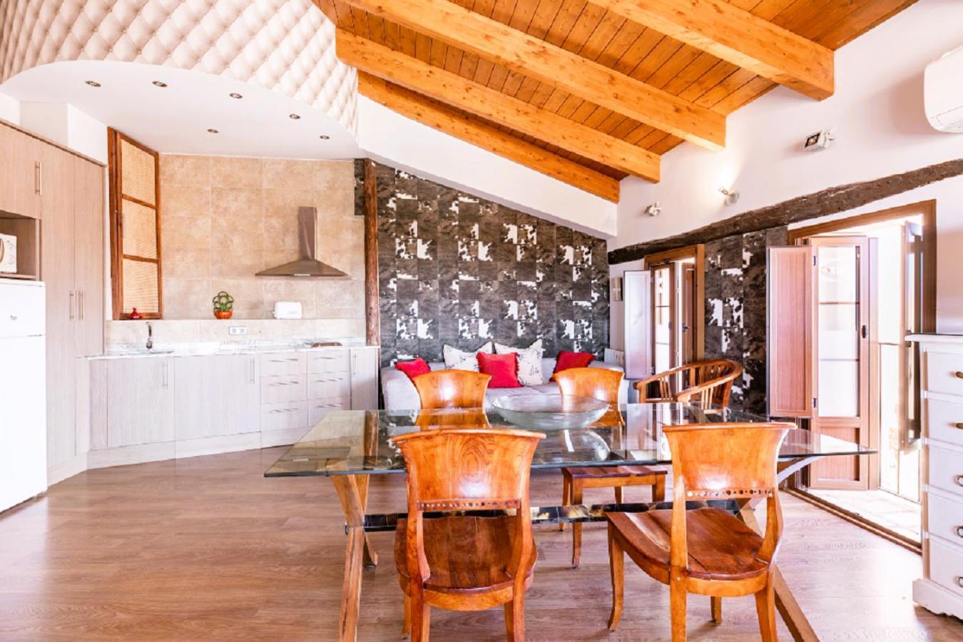 Apartamentos Vino Tinto Y Restaurante Tomate Rosa Adahuesca المظهر الخارجي الصورة